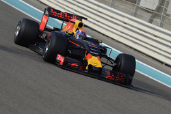 Max Verstappen, Red Bull Racing test de brede banden van Pirelli voor 2017
