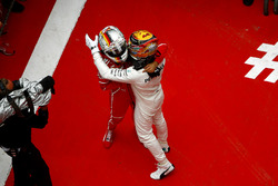 Lewis Hamilton, Mercedes AMG; Sebastian Vettel, Ferrari,im Parc Ferme