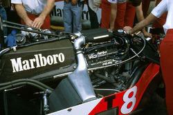 Il V6 McLaren TAG Porsche P01 doppio turbo nel telaio provvisorio della MP4/1E