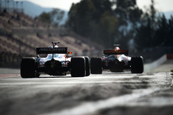 Stoffel Vandoorne, McLaren MCL32 y Max Verstappen, Red Bull Racing RB13