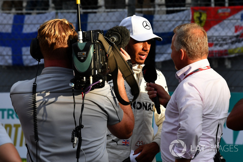Pole sitter Lewis Hamilton, Mercedes AMG F1 talks, Johnny Herbert, F1 Experiences 2-Seater Driver in parc ferme