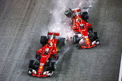 Sebastian Vettel, Ferrari SF70H, Kimi Raikkonen, Ferrari SF70H, sbattono alla partenza
