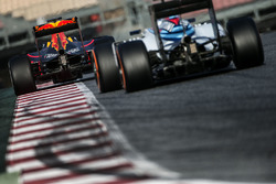 Daniel Ricciardo, Red Bull Racing RB12 en Valtteri Bottas, Williams FW38