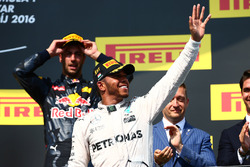 Podium: winnaar Lewis Hamilton, Mercedes AMG F1 Team