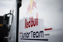 Red Bull Junior Team logo op de zijkant van de PREMA Racing truck