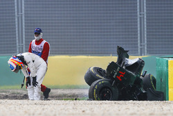 Fernando Alonso, McLaren MP4-31 kruipt uit de wagen na zijn zware crash