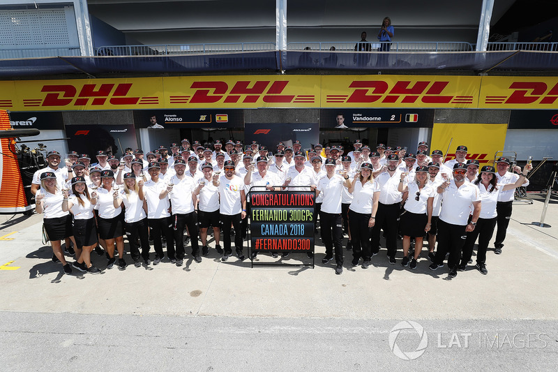 Fernando Alonso, McLaren, levanta una copa para celebrar sus 300 Grandes premios con el equipo