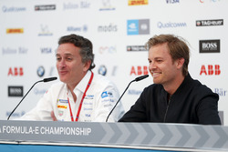 Alejandro Agag, CEO, Formula E, con Nico Rosberg, investitore Formula E e ambasciatore Hugo Boss, nella conferenza stampa