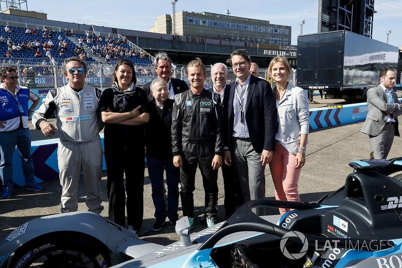 Jean Todt, presidente de la FIA, Alejandro Agag, CEO de Formula E, Nico Rosberg, campeón mundial de Fórmula 1, inversionista de Fórmula E, con el nuevo automóvil Gen2 Formula E