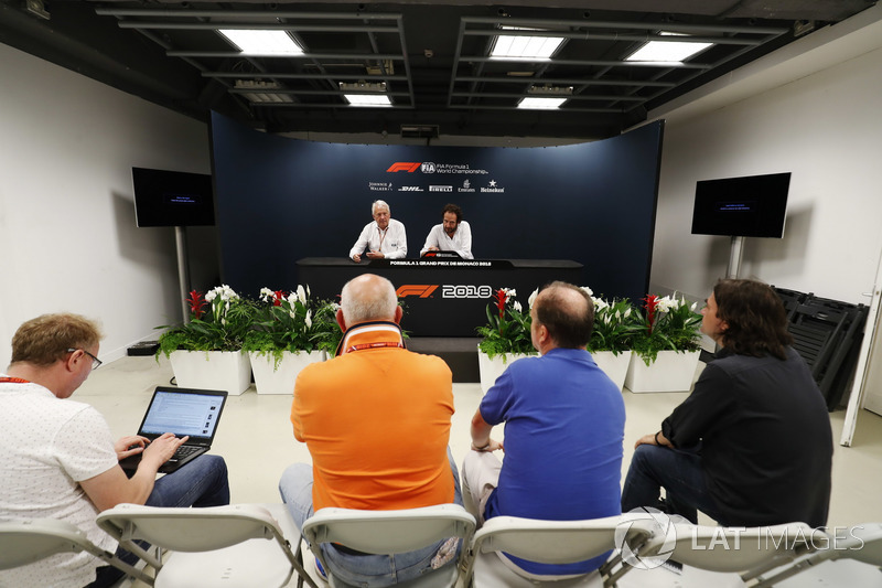 Charlie Whiting, Director de Carrera, FIA, y Matteo Bonciani, Delegado de Medios de la FIA, incluido Adam Cooper durante una conferencia de prensa