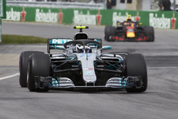 Валттері Боттас, Mercedes AMG F1 W09, попереду Макса Ферстаппена, Red Bull Racing RB14