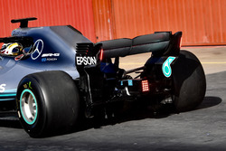 Дополнительные фонари на заднем антикрыле Mercedes AMG F1 W09