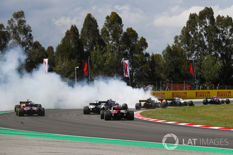 Romain Grosjean, Haas F1 Team VF-18, spins in the pack, causing an accident involving by collecting Nico Hulkenberg, Renault Sport F1 Team R.S. 18, and Pierre Gasly, Toro Rosso STR13