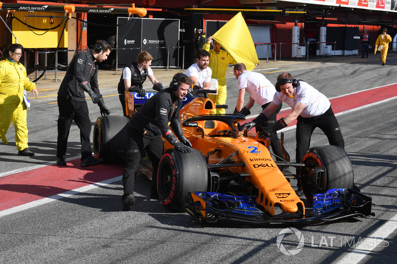 La voiture de Stoffel Vandoorne, McLaren MCL33 est poussée dans la voie des stands