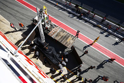 The McLaren MCL32 Фернандо Алонсо повертають у бокси