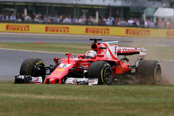 Sebastian Vettel, Ferrari SF70H, con una foratura all'anteriore