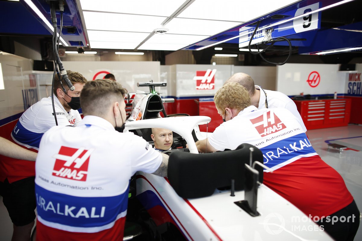 Nikita Mazepin, Haas F1, en la cabina en elgaraje del equipo