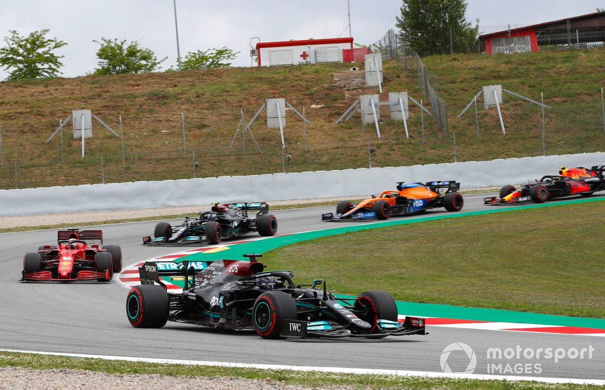 Sir Lewis Hamilton, Mercedes W12, leads Charles Leclerc, Ferrari SF21, Valtteri Bottas, Mercedes W12, Daniel Ricciardo, McLaren MCL35M, dan Sergio Perez, Red Bull Racing RB16B