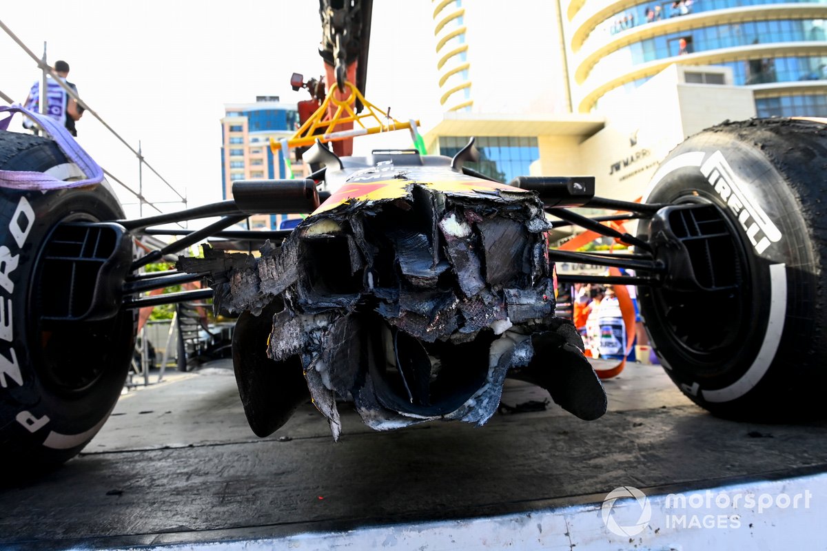 El coche dañado de Max Verstappen, Red Bull Racing RB16B