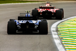 Sebastian Vettel, Ferrari SF70H, Pascal Wehrlein, Sauber C36