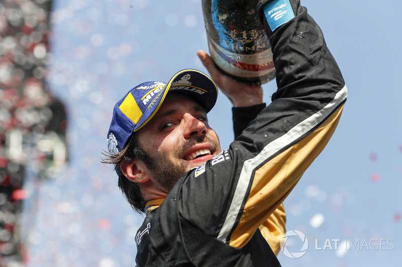 Jean-Eric Vergne, Techeetah, enjoy their Mumm Champagne on the podium