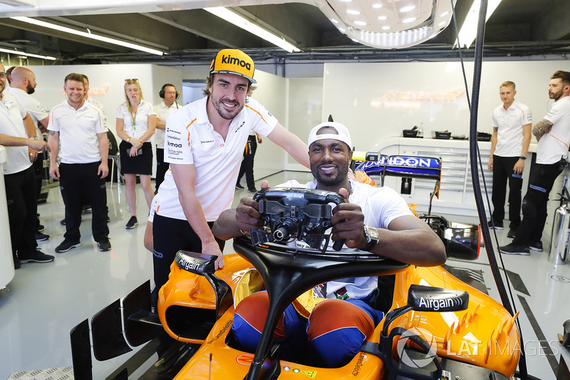 El jugador de baloncesto de la NBA e internacional con España ,Serge Ibaka, con Fernando Alonso, McLaren