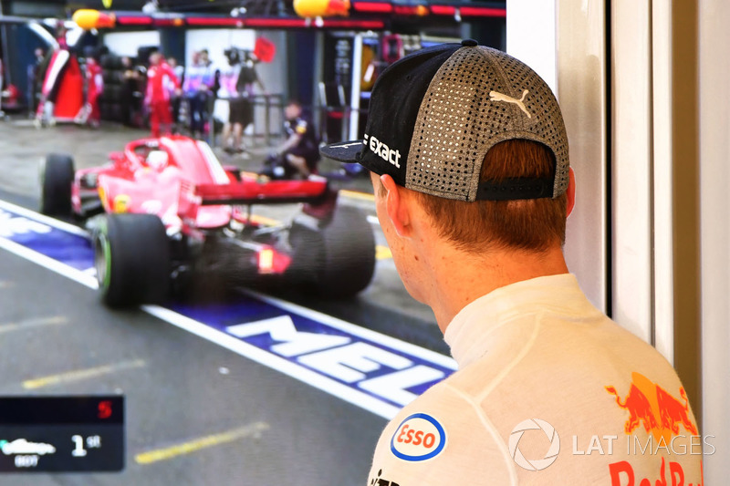 Max Verstappen, Red Bull Racing guarda la TV nel garage
