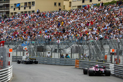 Nico Hulkenberg, Renault Sport F1 Team R.S. 18, delante de Esteban Ocon, Force India VJM11