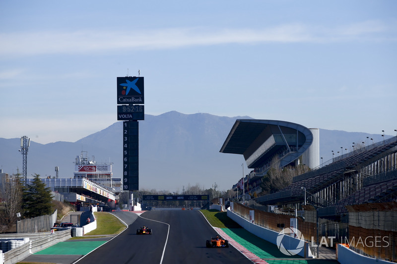 Fernando Alonso, McLaren MCL33, supera Daniel Ricciardo, Red Bull Racing RB14