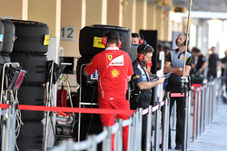 Ferrari met Pirelli engineer en banden