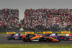 Fernando Alonso, McLaren MCL32, Brendon Hartley, Scuderia Toro Rosso STR12 ve Pierre Gasly, Scuderia