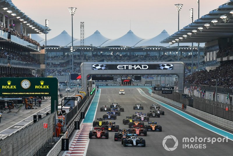 Lewis Hamilton, Mercedes AMG F1 W10, devant Max Verstappen, Red Bull Racing RB15, Charles Leclerc, Ferrari SF90, Sebastian Vettel, Ferrari SF90, Alexander Albon, Red Bull RB15, Lando Norris, McLaren MCL34 et le reste du peloton au départ