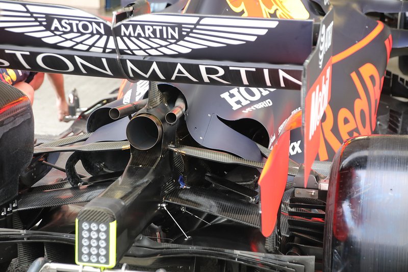Red Bull Racing, 2019 Meksika Grand Prix'sinde soğutma için motor kapağında çıkışlar açmıştı