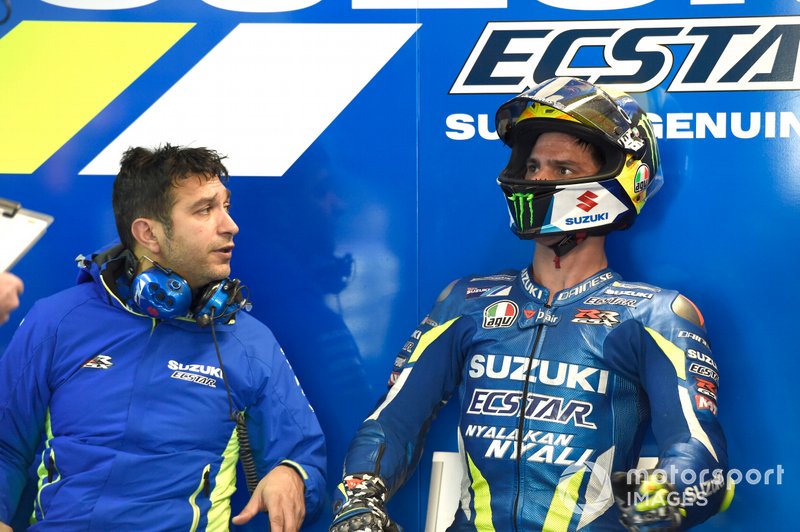 Pembalap Suzuki Ecstar, Joan Mir, bersama kepala krunya, Frankie Carchedi.