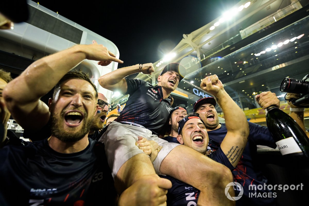 Max Verstappen, Red Bull Racing, 1e positie, het Red Bull team viert kampioenschap overwinning