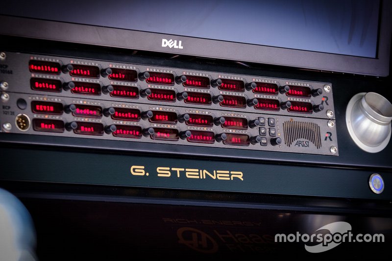 Así es un panel de comunicaciones en un muro de pits de F1. En este caso el de Gunther Steiner, jefe de Haas.