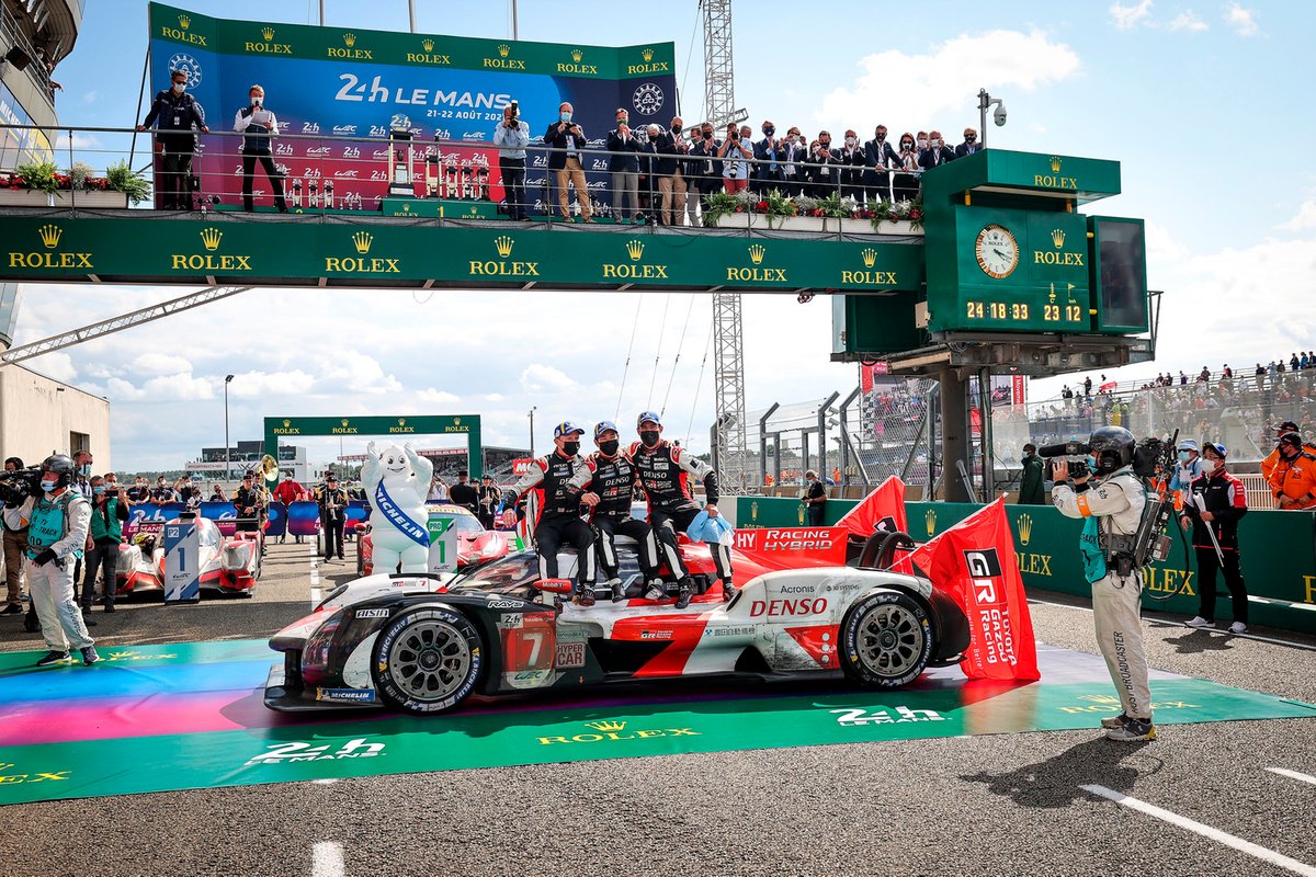#7 Toyota Gazoo Racing Toyota GR010 - Hybrid Hypercar, Mike Conway, Kamui Kobayashi, Jose Maria Lopez merayakan kemenangan di Le Mans 24 Hours 2021.