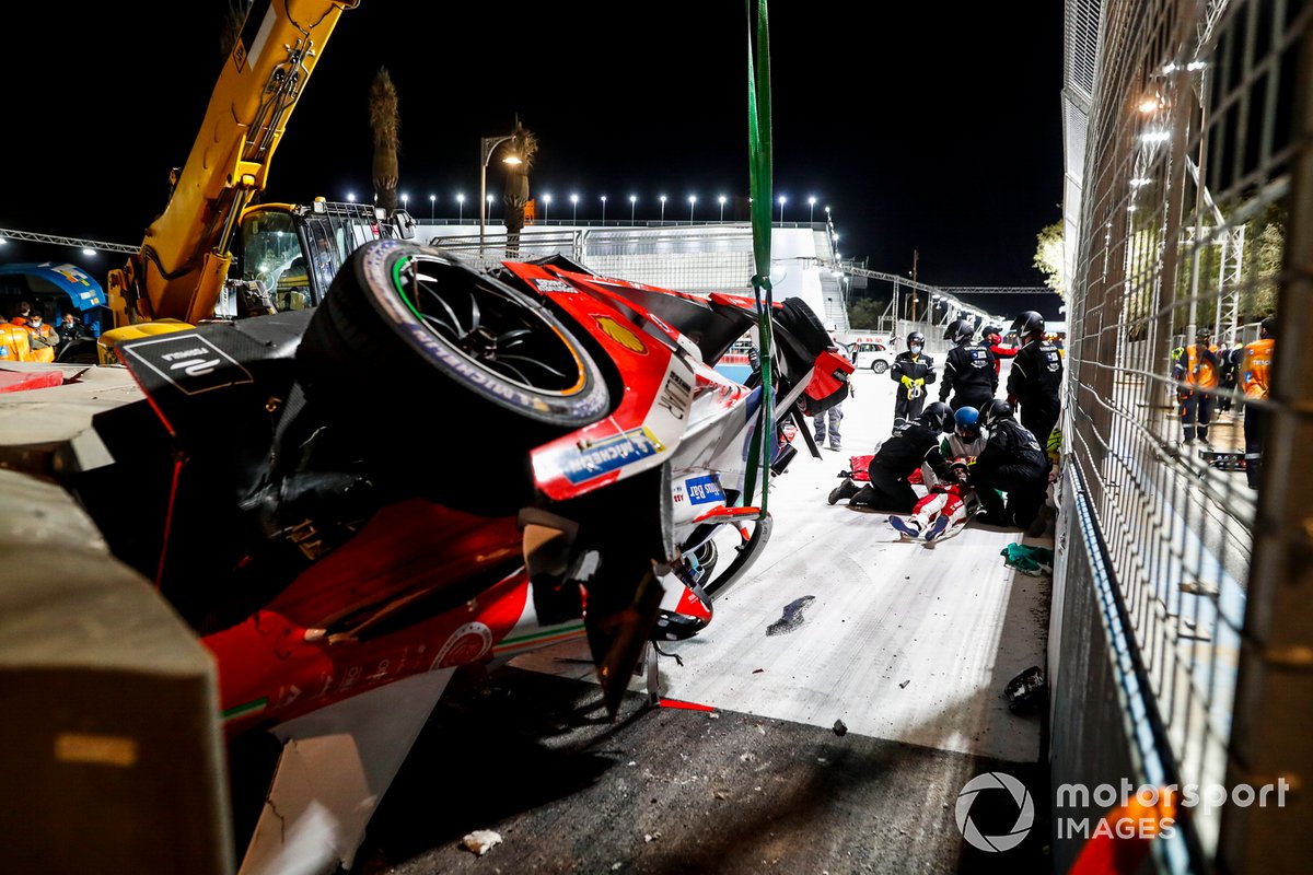 Alex Lynn, Mahindra Racing, M7Electro being treated by medics after crashing