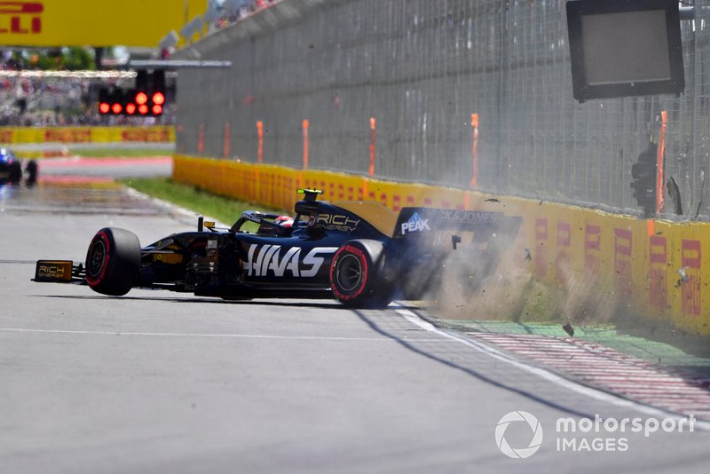 Kevin Magnussen, Haas VF-19 crashes in qualifying