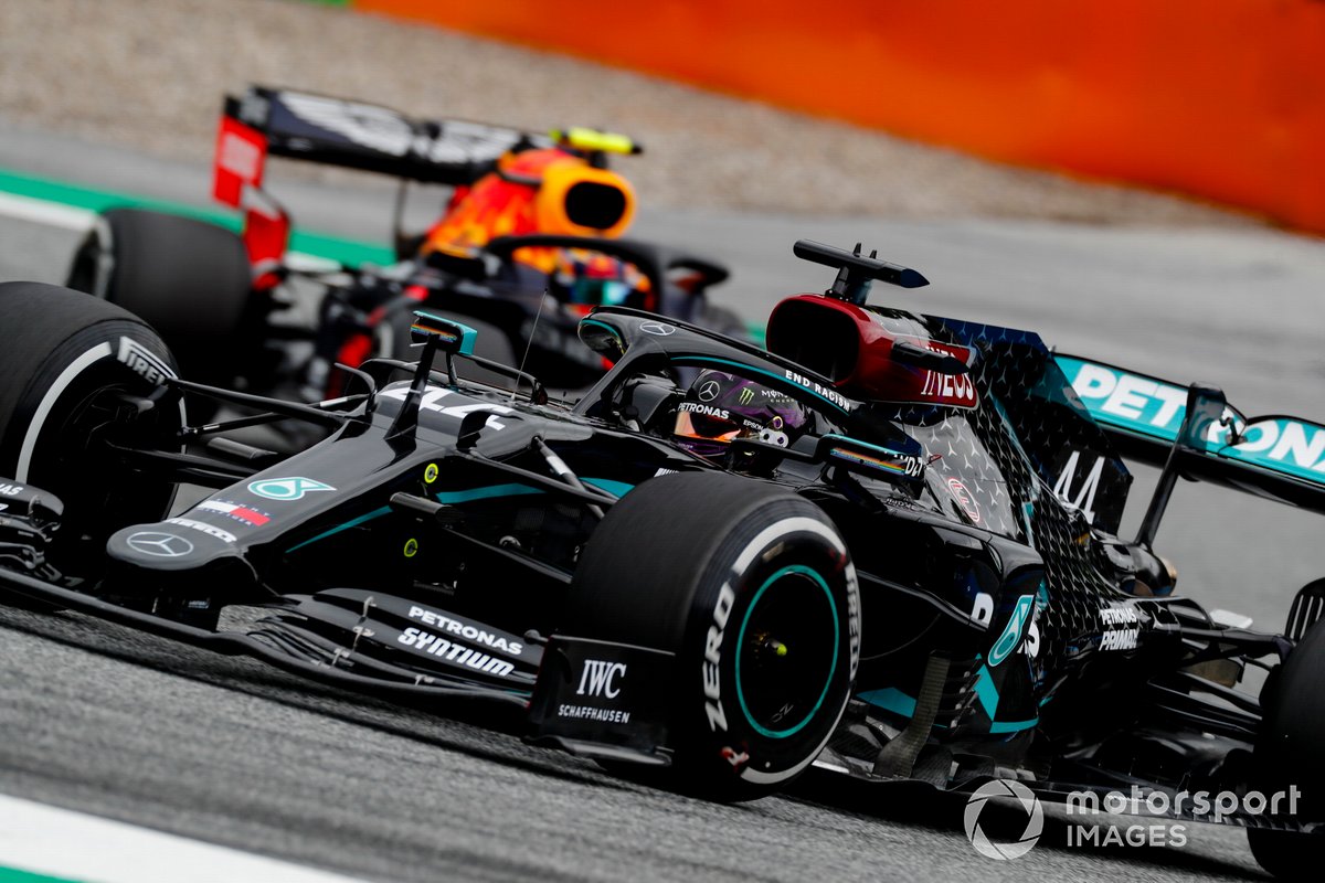 Mercedes AMG Льюиса Хэмилтона впереди Red Bull Алекса Элбона