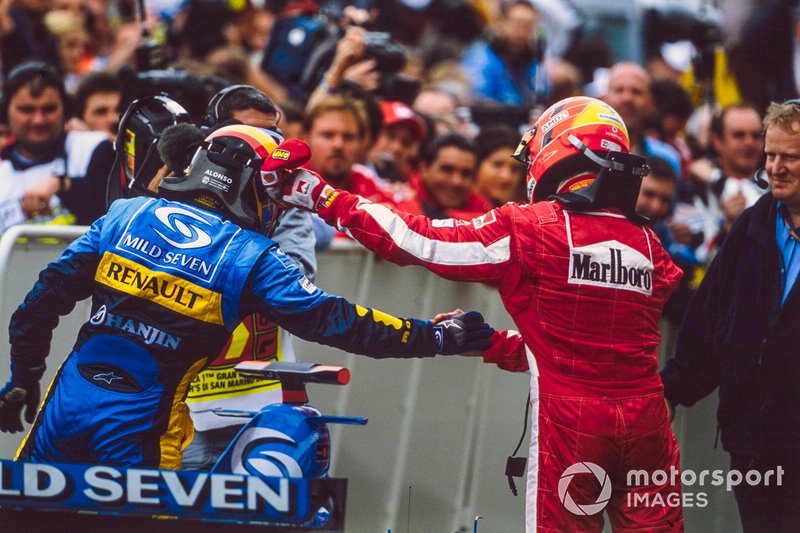 El ganador de la carrera, Fernando Alonso, Renault, recibe el saludo de Michael Schumacher, Ferrari