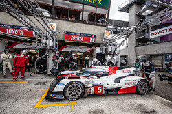 Pitstop en laatste rijderwissel bij de #5 Toyota Racing Toyota TS050 Hybrid: Anthony Davidson, Sébas