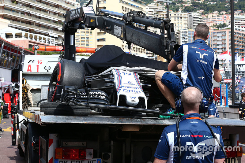 Der Williams von Felipe Massa wird auf einem Lkw in die Box zurückgebracht