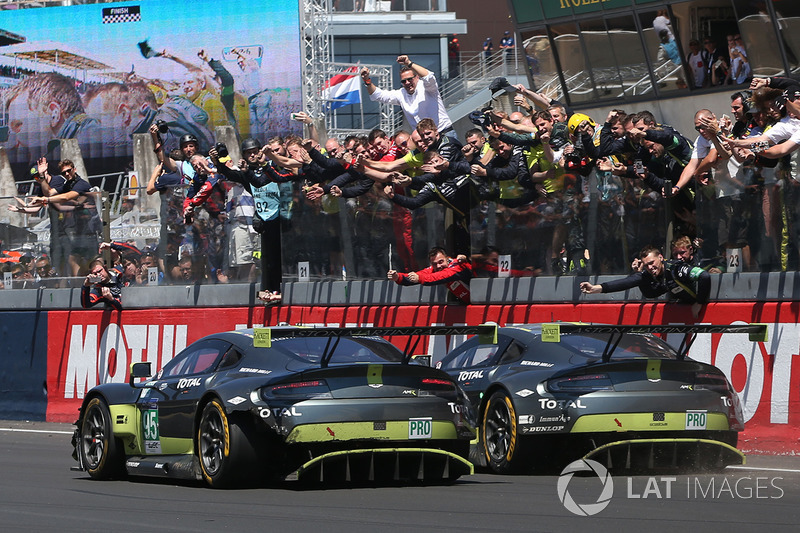 9. Bandera a cuadros para eel #95 Aston Martin Racing Aston Martin Vantage: Nicki Thiim, Marco Sorensen, Richie Stanaway and #97 Aston Martin Racing Aston Martin Vantage: Darren Turner, Jonny Adam, Daniel Serra