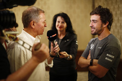 Fernando Alonso habla con los medios sobre la carrera en 2017 de las 500 millas de Indianápolis en u