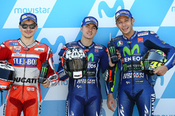 Il poleman Maverick Viñales, Yamaha Factory Racing, il secondo classificatoJorge Lorenzo, Ducati Team, il terzo classificato Valentino Rossi, Yamaha Factory Racing