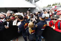 Daniel Ricciardo, Red Bull Racing, y Max Verstappen, Red Bull Racing, firma autógrafos para fanáticos