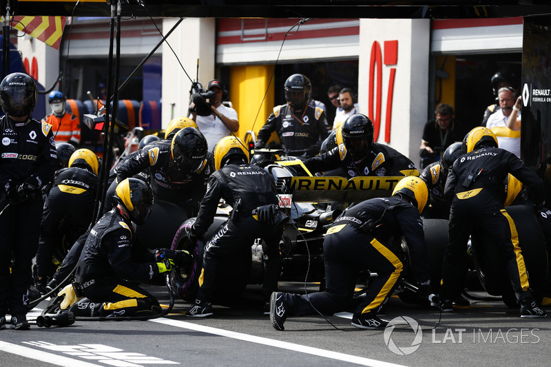 Carlos Sainz Jr., Renault Sport F1 Team podczas pit stopu