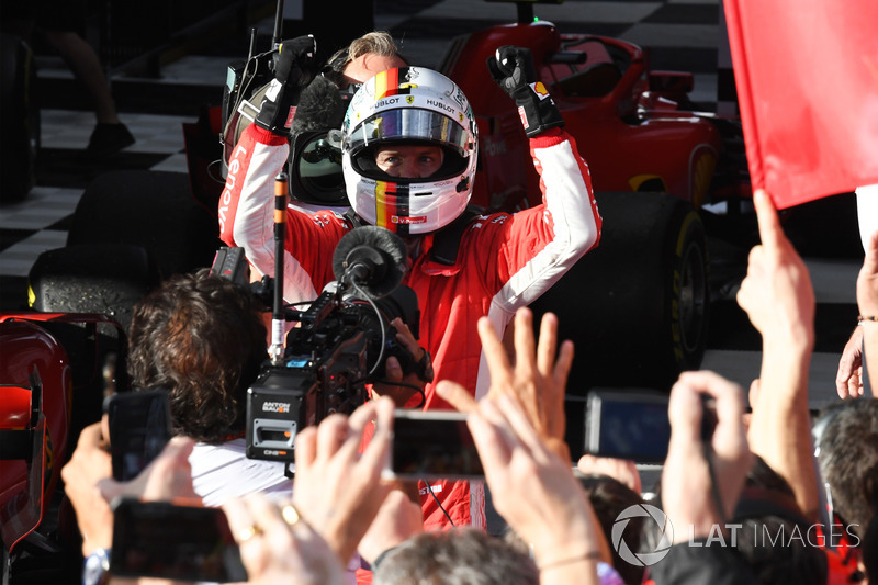 Il vincitore della gara Sebastian Vettel, Ferrari festeggia nel parco chiuso