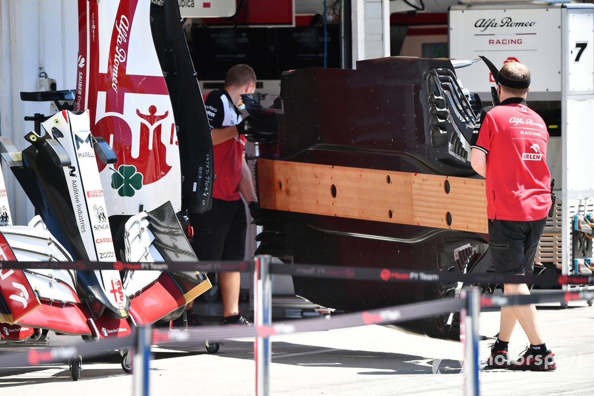 Los mecánicos llevan el piso de un Alfa Romeo Racing C41 al garaje del equipo